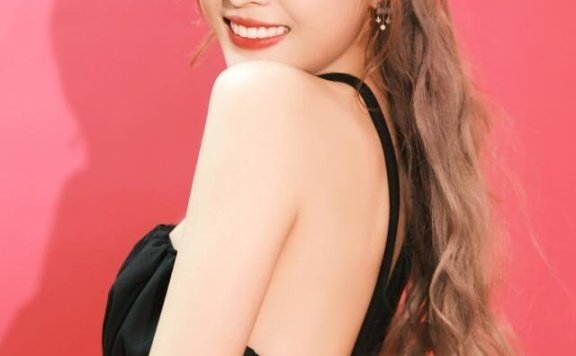 吴宣仪小黑裙打扮纯欲风满分,身材性感让人羡慕