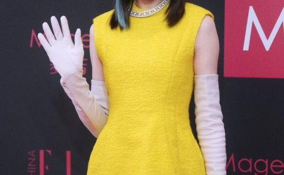 唐嫣齐刘海显脸小但有点闷，不过软呢裙挺清新