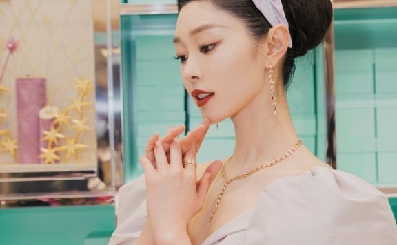 宋轶穿浅紫色泡泡裙优雅大气，温婉端庄