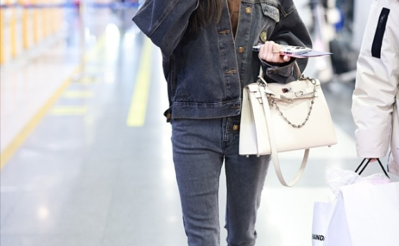 吴宣仪街拍包包太有特色,手挎贵妇包贵气十足