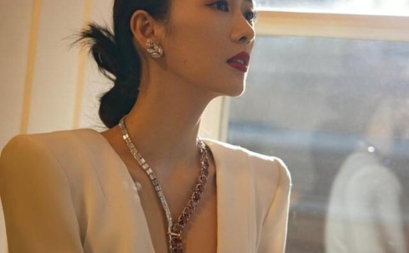 童瑶穿短裙深V开到腹部,气场真强大