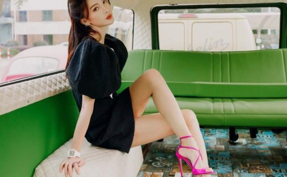 金晨穿小黑裙秀骨感身材,双腿又细又长又直