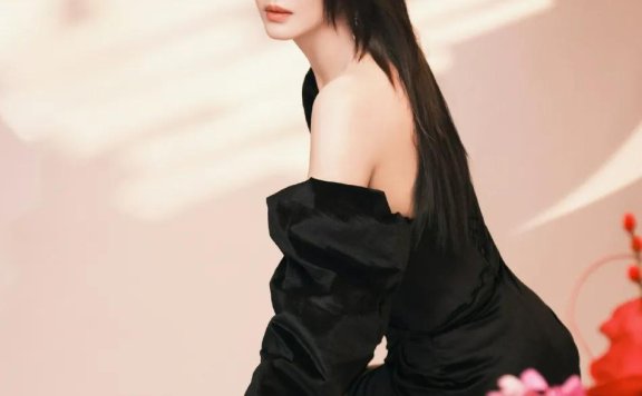 张雨绮穿黑色高开衩礼服超美!魔鬼身材性感火辣
