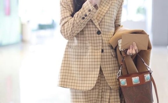 文咏珊穿格纹套装挺知性，配大衣打扮太高级
