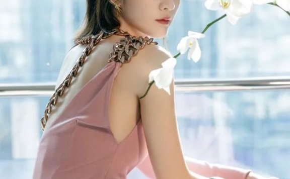 张雪迎穿粉色金属质感连衣裙，气质优雅迷人女人味十足