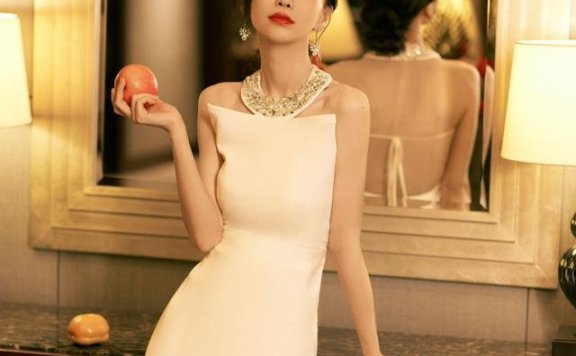 Angelababy“大尺度”穿搭走红毯，穿露背裙还开高叉