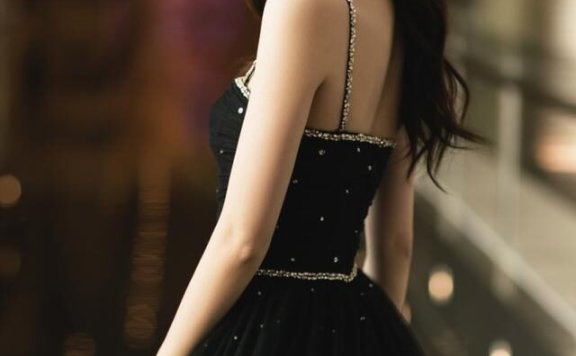 徐璐穿吊带裙打扮似在逃公主,身材比例真好