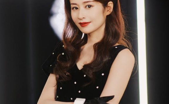 颖儿瘦身十年美上央视,穿小黑裙打扮似复古女郎