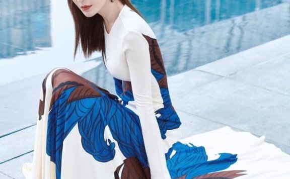 秦岚穿印花裙裹出凹凸曲线，身材太让人羡慕了