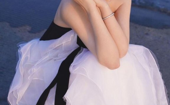 林允金鸡奖闭幕式红毯造型穿抹胸纱裙又纯又欲,被惊艳到了