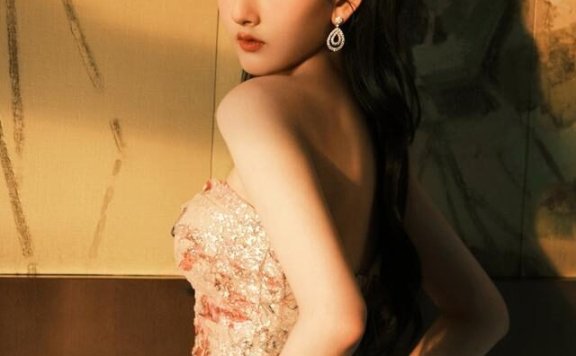 宋祖儿穿抹胸裙凹凸感迷人,身材让人羡慕