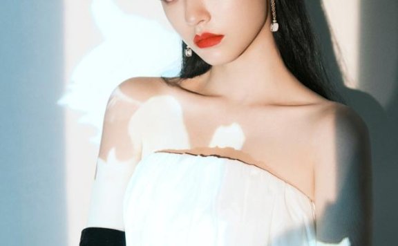 林允“赫本造型”出席活动,穿抹胸裙戴长手套气质优雅