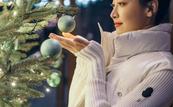 宋茜穿马甲棉服配针织裙时髦洋气，彰显冬季高级美