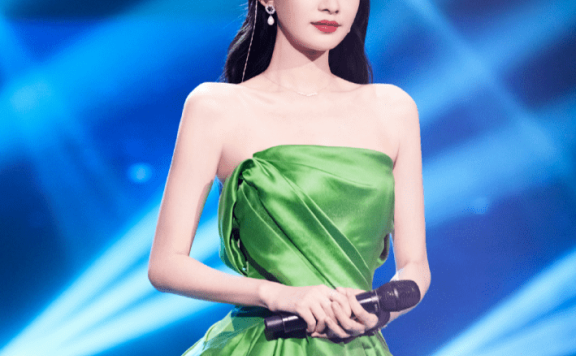 孙怡穿抹胸裙登上央视舞台，宛如“在逃公主”