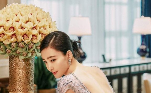 王丽坤穿蓝色渐变连衣裙像美人鱼,好身材一览无遗
