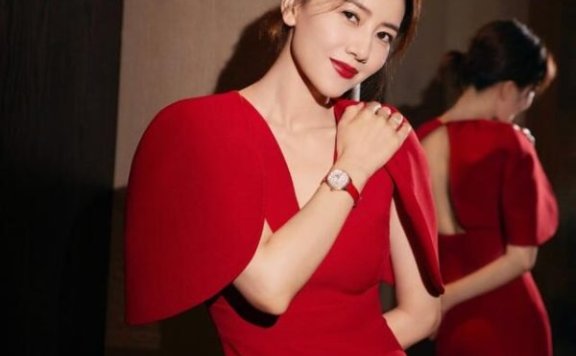 高圆圆穿红裙曲线惊艳,女友身材超性感