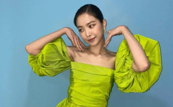 孙娜恩穿抹胸长裙秀白皙香肩!婀娜多姿身材惊艳