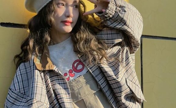 林小宅穿背带裤外套叠穿包裹严实,青春时髦又洋气