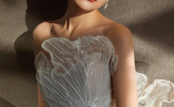 热依扎穿透视纱裙出席国剧盛典,优雅性感太迷人