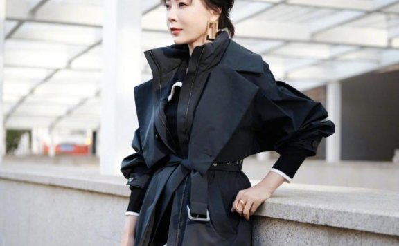 陈数黑色风衣+长筒靴简约帅气,气质迷人