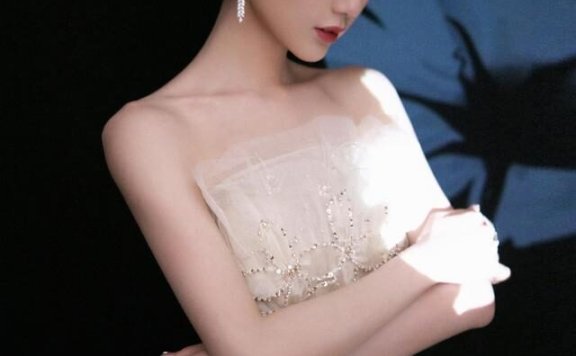 毛晓彤穿抹胸裙亮相国剧盛典，气质优雅高级展现精致女人味