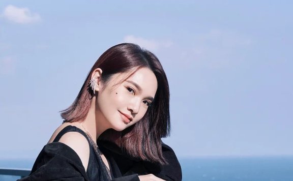 杨丞琳穿露肩黑裙太美艳！温柔秀逸太有女人味
