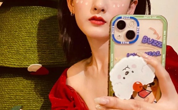 宋祖儿穿红色圣诞衣裙很甜美!大长腿性感美艳