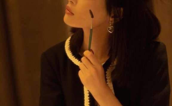 辛芷蕾穿基础款就出席发布会，身材比例真优越