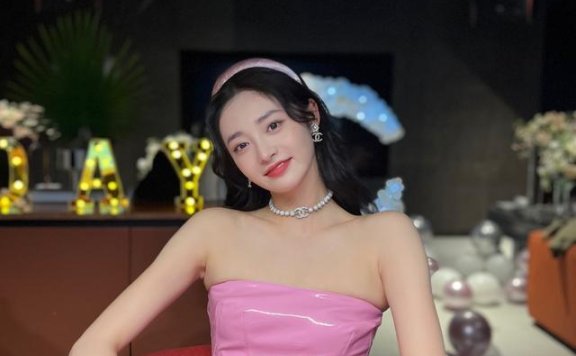 周洁琼穿粉色皮裙扮，美的如同在逃公主