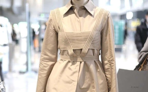 王鸥穿浅咖色套装机场街拍太高级,赚足了回头率