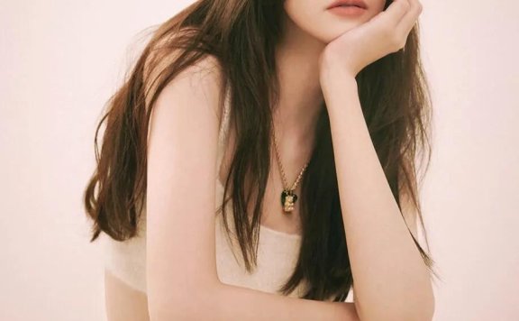 林允儿杂志美图写真!香肩蛮腰性感迷人