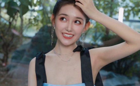 20岁蒋依依穿低胸扮在逃公主,身材太好令人羡慕
