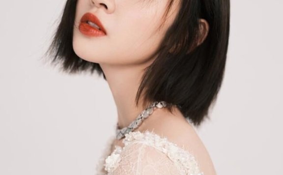 唐艺昕穿白色纱裙温柔减龄,当妈后穿衣打扮更优雅了