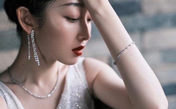 蒋梦婕白裙开高叉曲线惊艳,穿出了高级优雅感