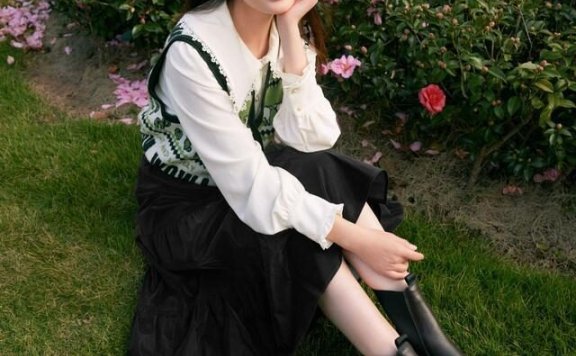 李沁针织背心叠穿打扮如邻家女孩,简单却气质清纯