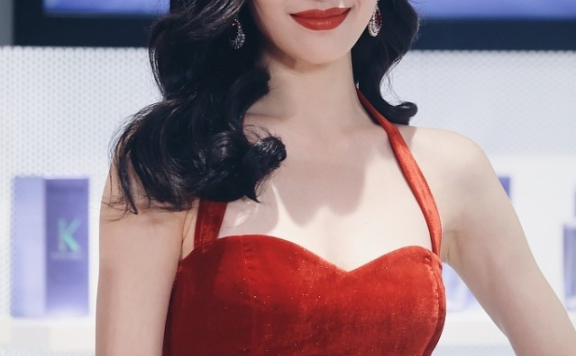 钟楚曦穿红裙韵味十足，身材太完美