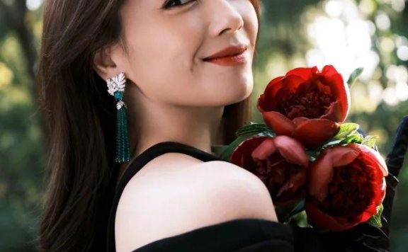 当红女星刘涛晒多组写真超美艳!甜美动人太爱了