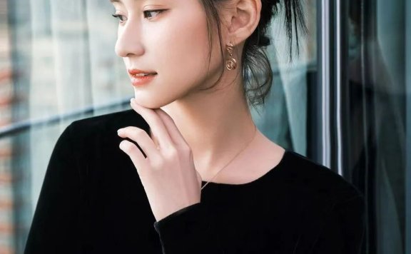 赌王千金何超莲穿黑丝绒长裙超美!诠释白富美女星优雅魅力