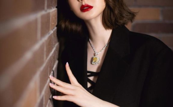 戚薇西装短裙配烈焰红唇成女霸总模板，性感又大气