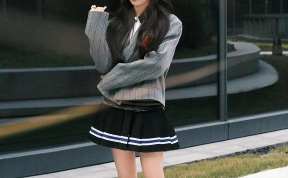 杨超越穿灰色西装超美！贝雷帽与亮色小皮鞋性感俏丽