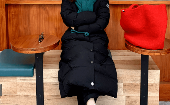 欧美街拍:30岁女人试试这几种围巾系法,既保暖还实用