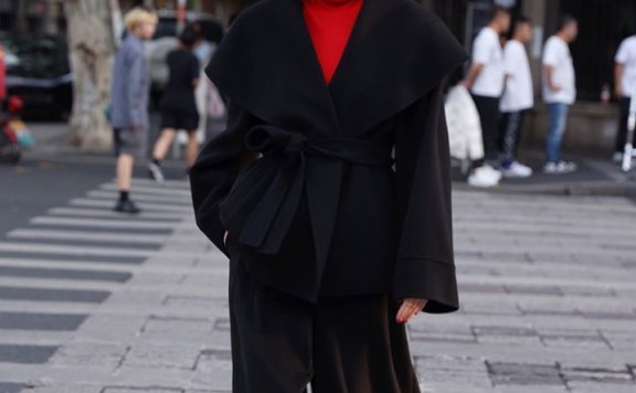 为什么穿黑大衣不好看?45岁博主4个“配色法则”值得借鉴