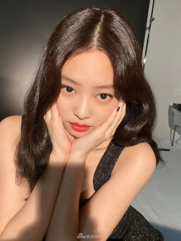 JENNIE穿小黑裙配红唇妆容!白皙香肩性感撩人