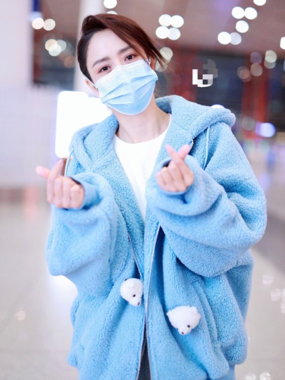 佟丽娅机场街拍：休闲裤混搭毛绒外套，个性还有范儿