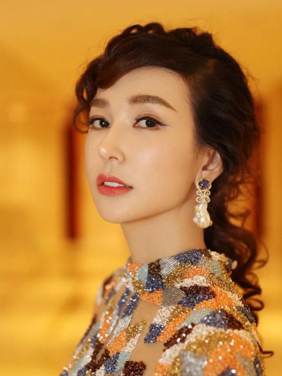 姚星彤晒多组靓丽写真大秀美背!清新脱俗楚楚动人