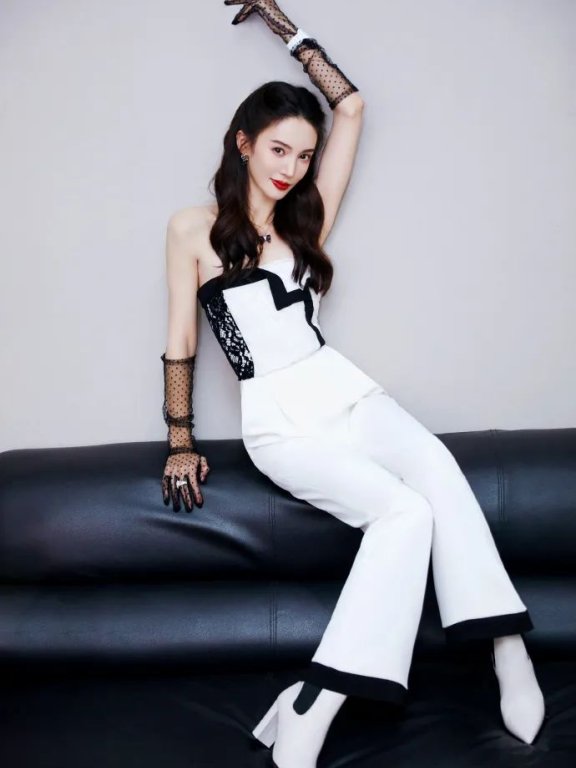 金晨穿白色抹胸连体装尽显美艳!公主风编发性感撩人