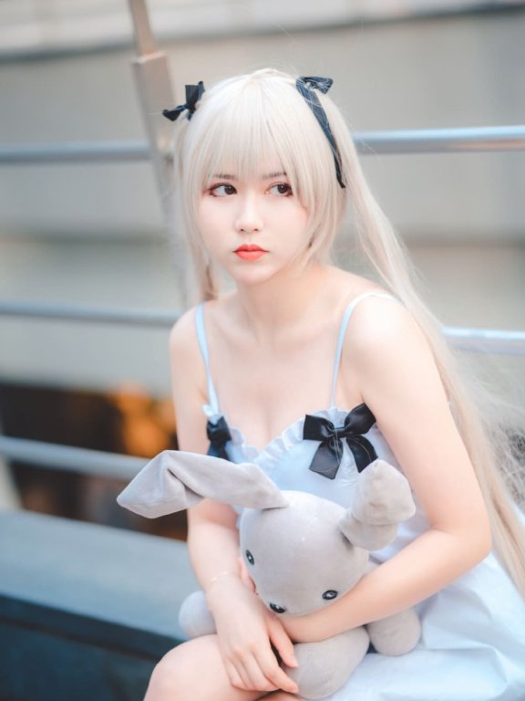 白发少女蝴蝶结吊带裙妩媚动人写真图片