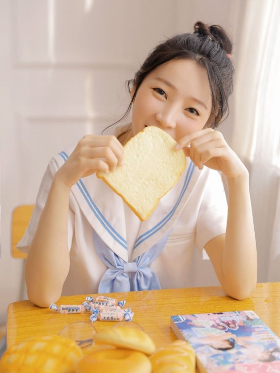 清新可爱少女穿蓝色校服教室图片写真