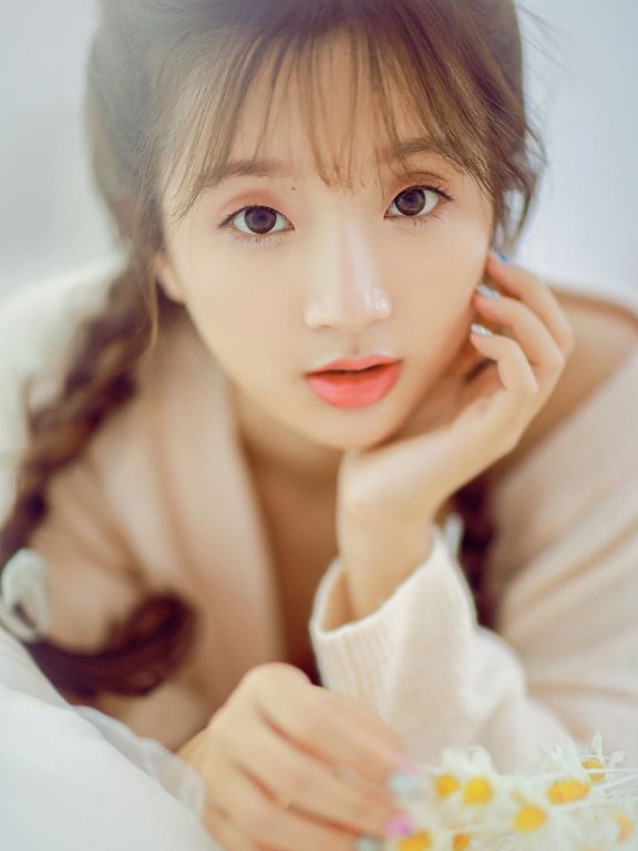 单眼皮女生清甜妆容唯美私房照