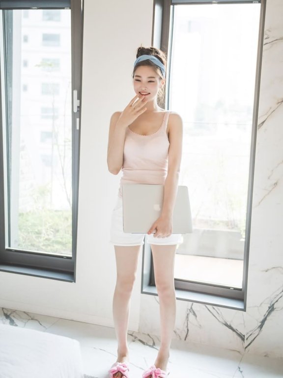 早安性感美女清新闺房诱惑图片